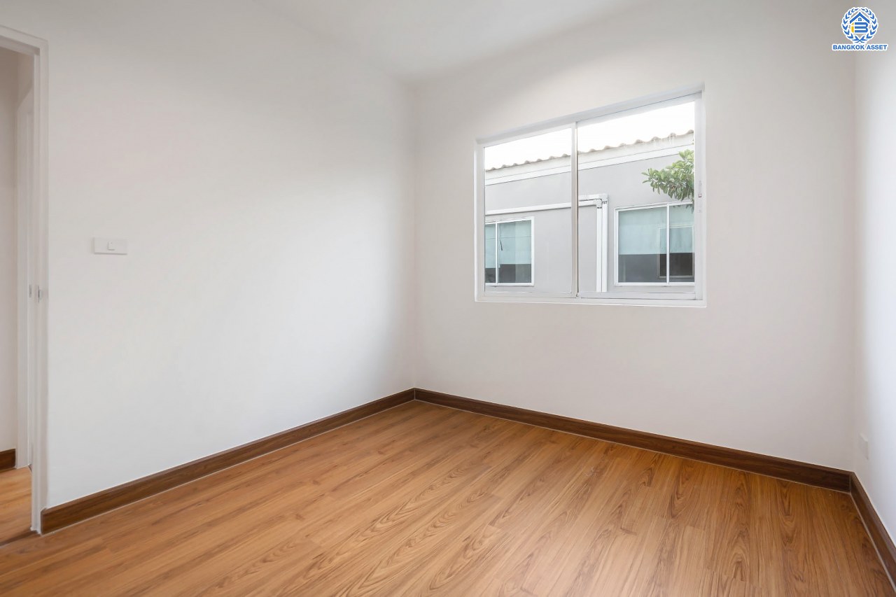 บ้านมือสองตกแต่งใหม่ โครงการ เดอะวิลเลจ แจ้งวัฒนะ-ติวานนท์ หลังมุม เนื้อที่ 58.4 ตร.ว. ดีไซน์ตอบทุกไลฟ์สไตล์ ฟังก์ชัน 3 ห้องนอน 2 ห้องน้ำ จอดรถได้ 2 คัน Living ชั้นล่างกว้างขวาง สามารถกั้นเป็นห้องเพิ่มได้สบาย ๆ บนทำเลติดถนนใหญ่ เชื่อมต่อทุกเส้นทาง ใกล้รถไฟฟ้าสายสีชมพู "สถานีแจ้งวัฒนะ-ปากเกร็ด28" และจุดขึ้นทางด่วน "ศรีสมาน"